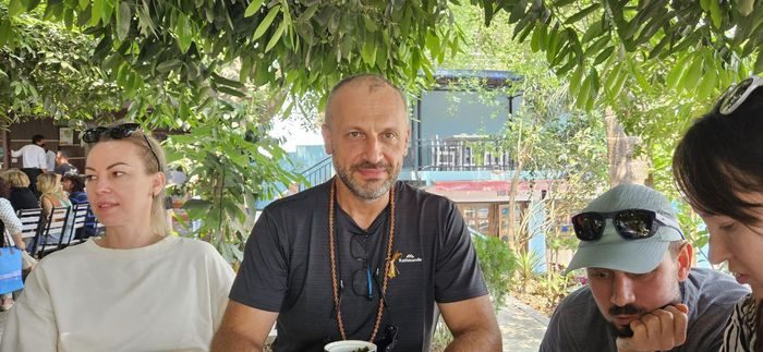 Илья ведёт группу к старту трека — Mardi Himal 2024