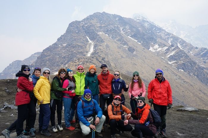 Группа на гребне под пиком — Mardi Himal 2024