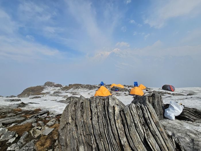 Палатки на скальном гребне на рассвете — Mardi Himal 2024