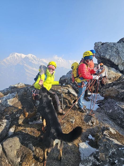 Двое на скальной вершине — Mardi Himal 2024