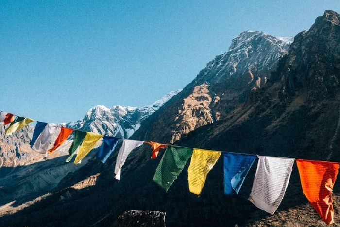 Молитвенные флаги и снежный пик — Mardi Himal 2024