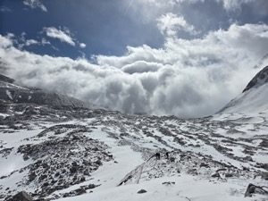 Подъём по снежному перевалу — Манаслу 2026