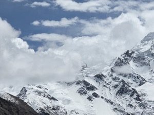 Снежная вершина в драматичных облаках — Манаслу 2026